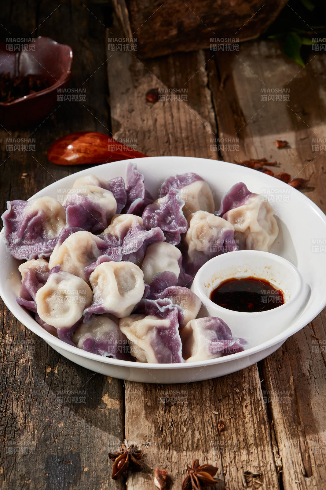 白色瓷盘装的手工现包水饺图片