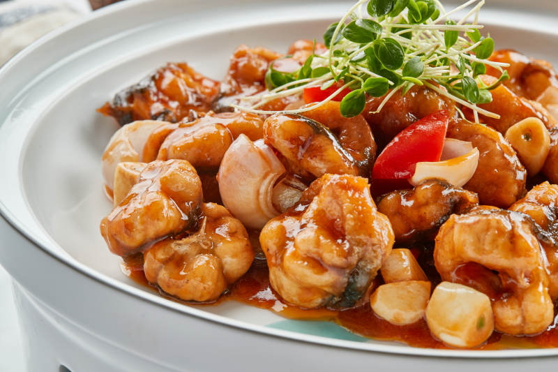 白瓷餐具装的酱爆白鳝图片