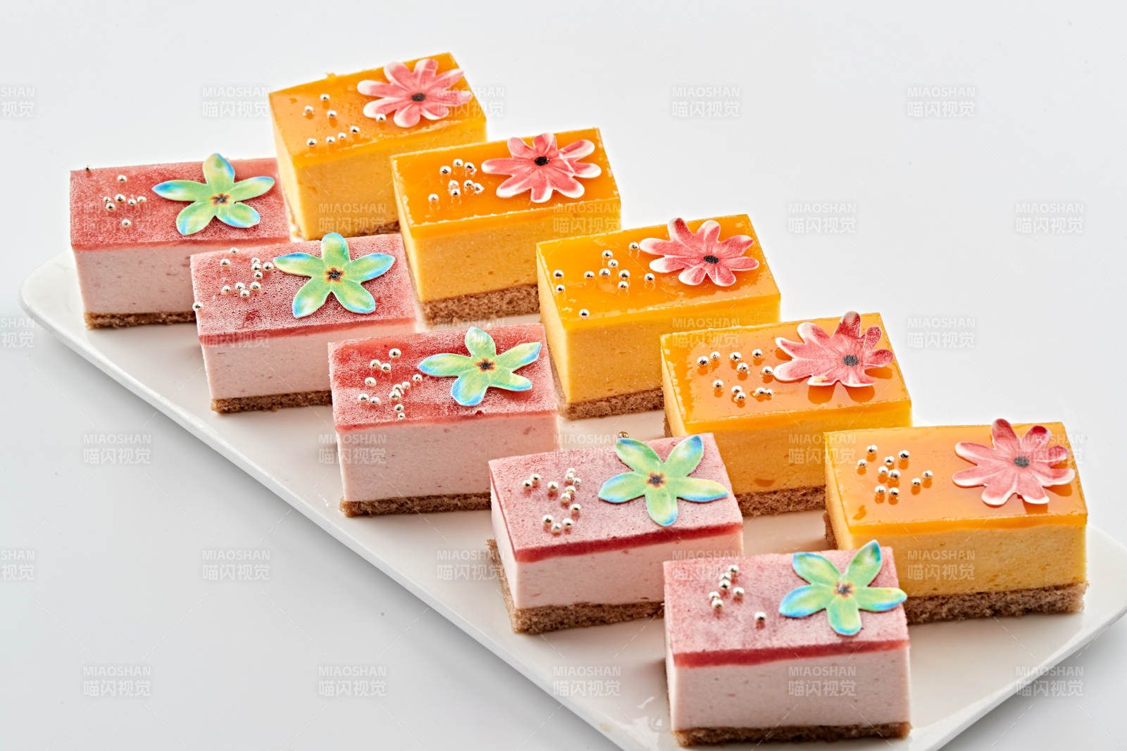 白色瓷盘装的果冻奶油起司蛋糕图片