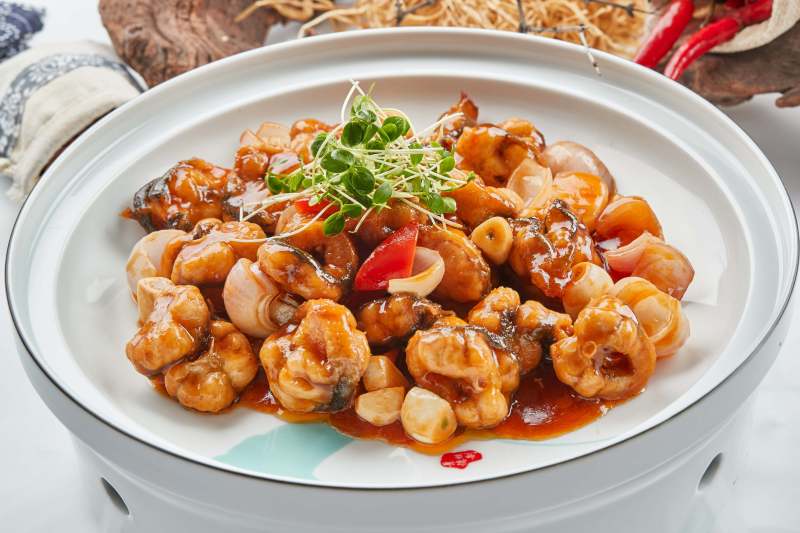 白瓷餐具装的酱爆白鳝图片