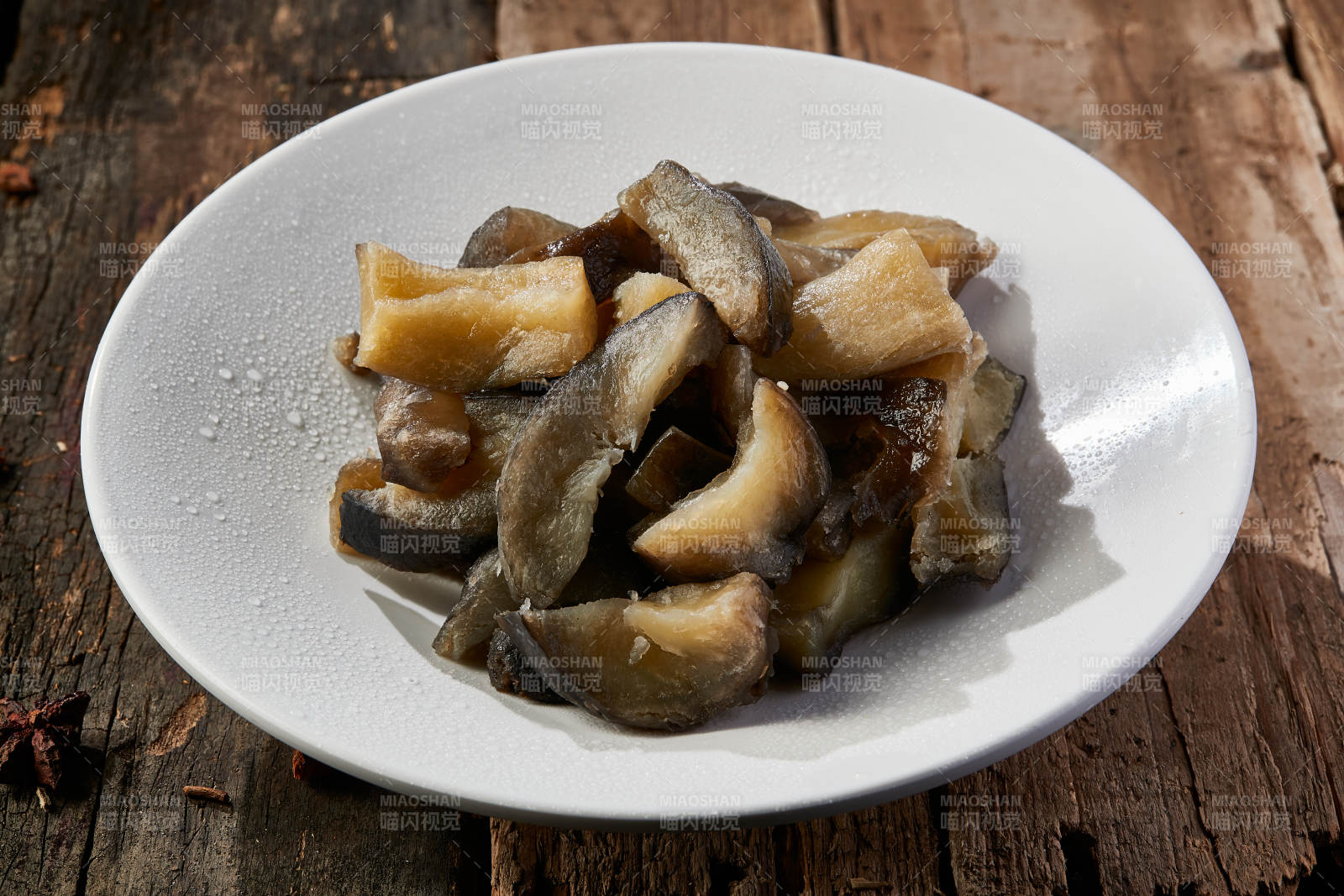 地方特色小吃蒸冻土豆图片