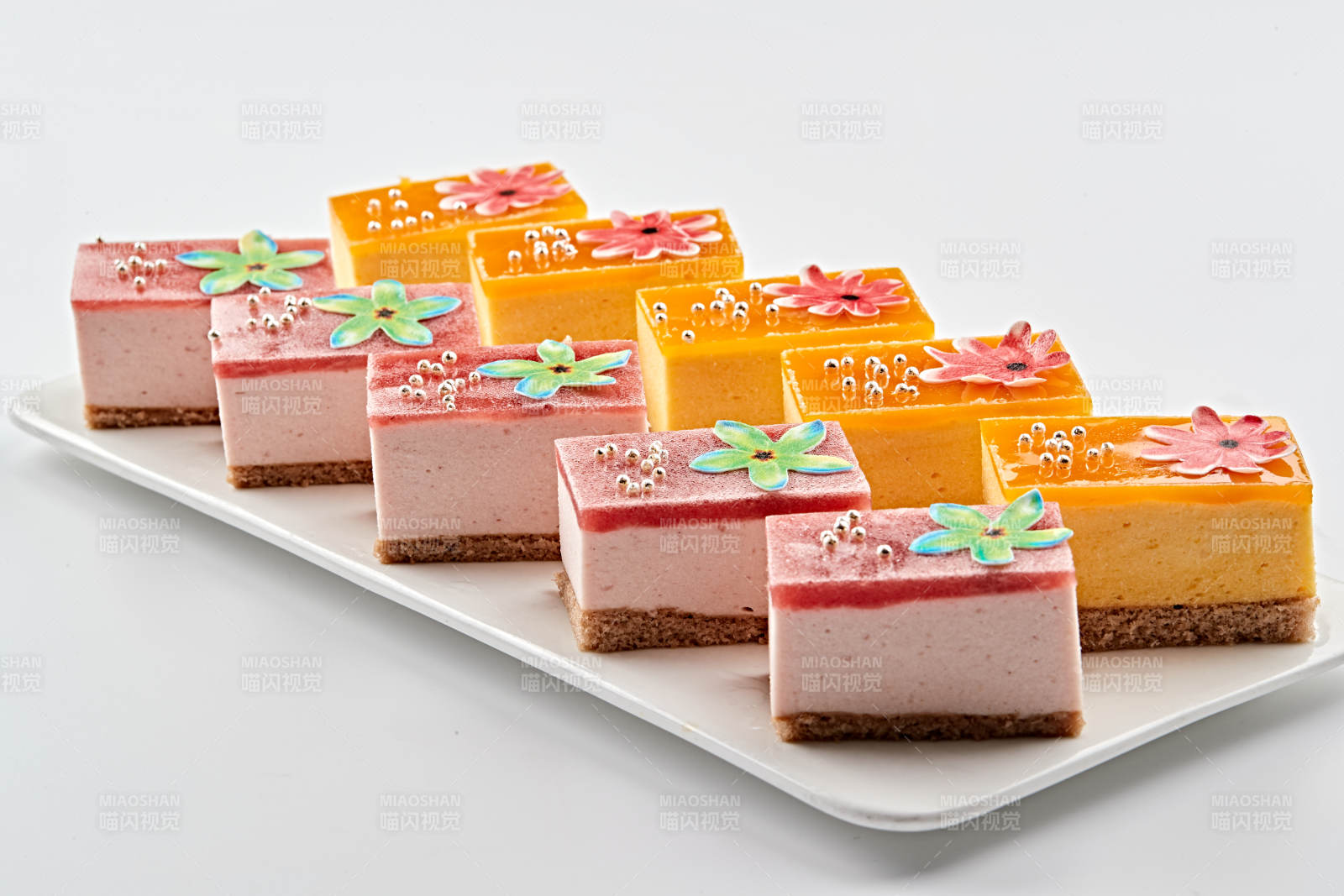 白色瓷盘装的果冻奶油起司蛋糕图片