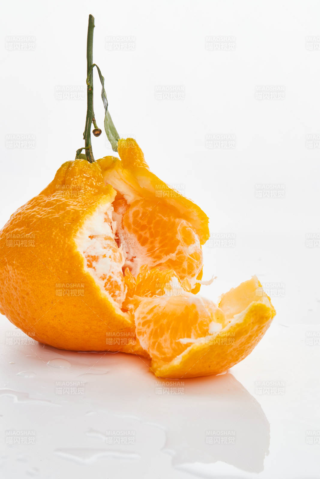 白色背景上摆放的新鲜丑橘图片