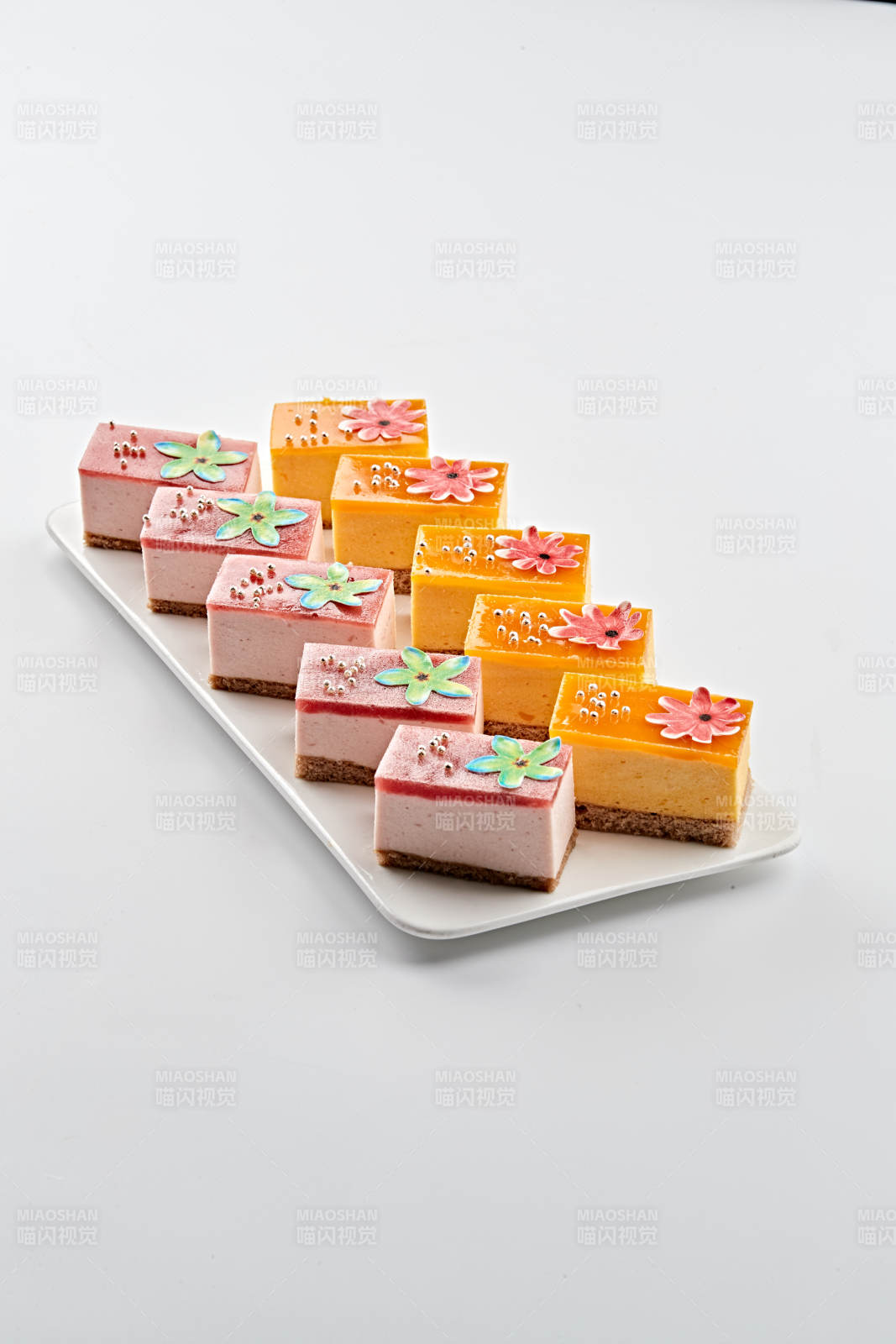 白色瓷盘装的果冻奶油起司蛋糕图片