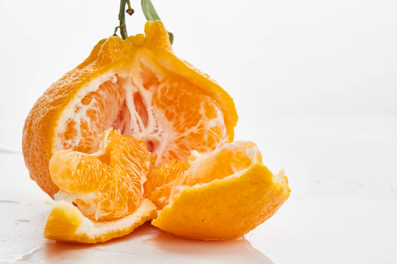 白色背景上摆放的新鲜丑橘图片