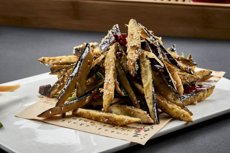 长瓷盘装的风味香炸茄条图片