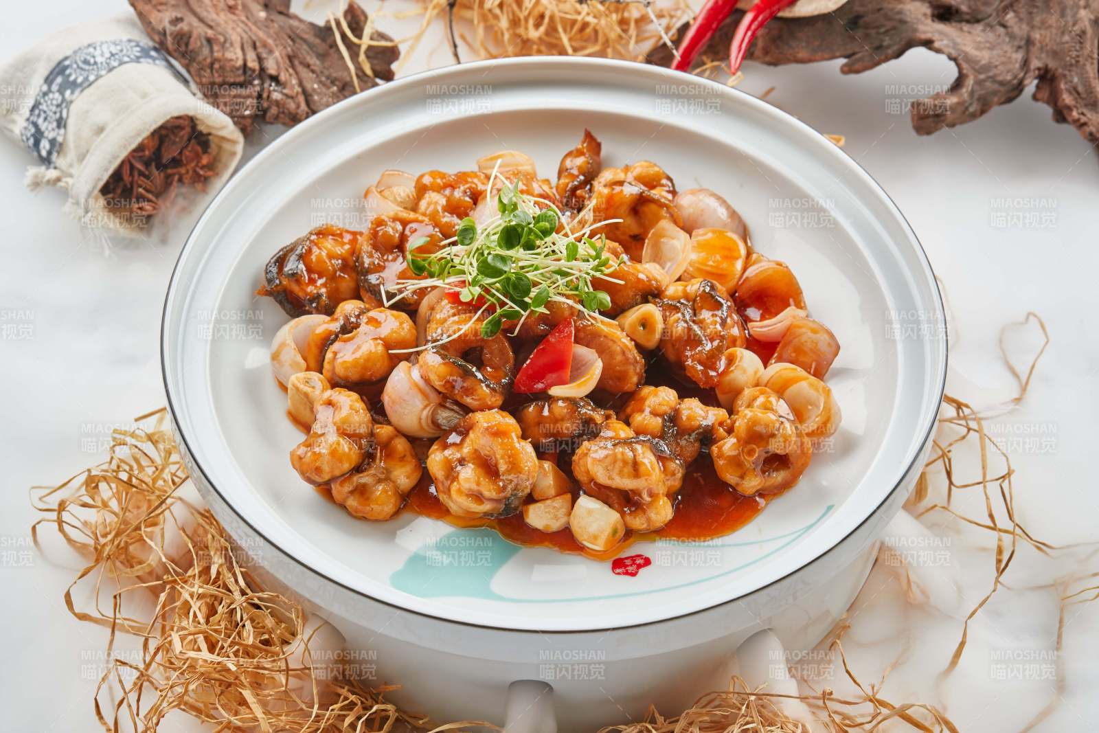 白瓷餐具装的酱爆白鳝图片