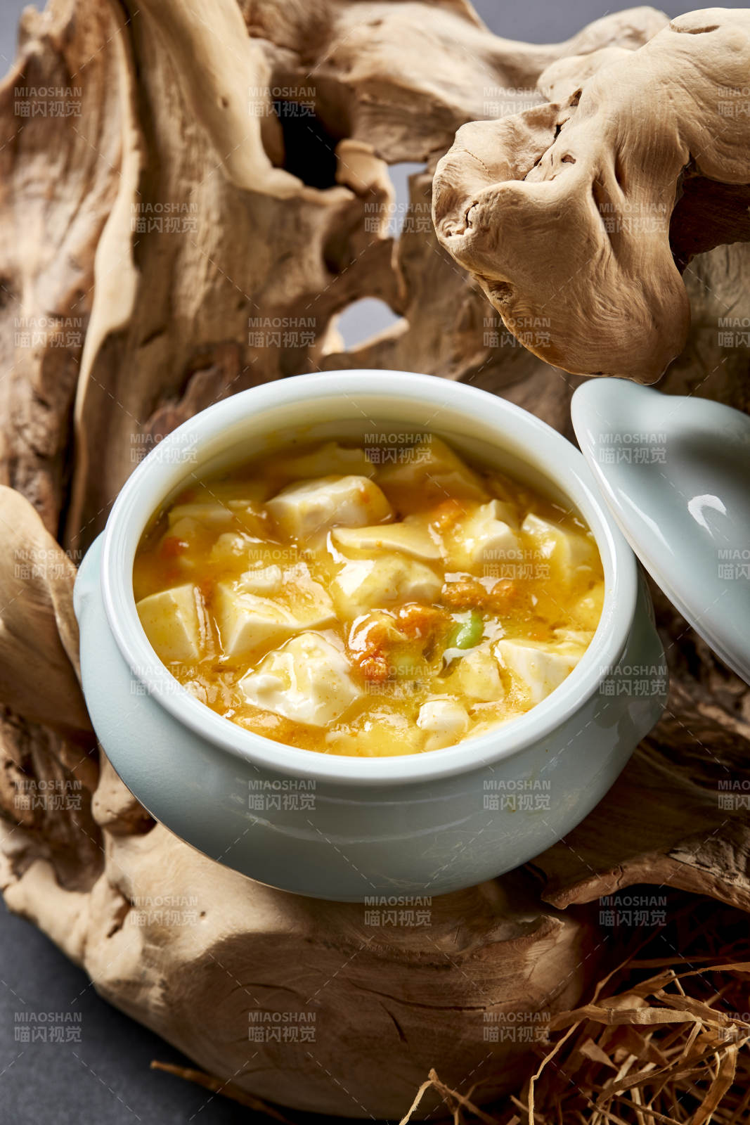 青瓷汤盅装的极品蟹黄酿豆腐图片