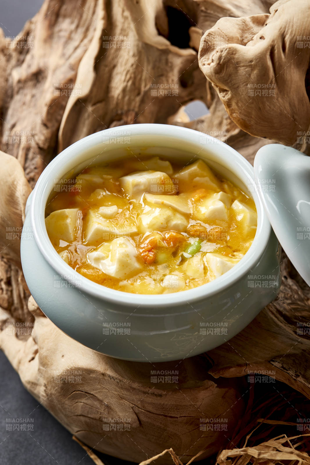 青瓷汤盅装的极品蟹黄酿豆腐图片