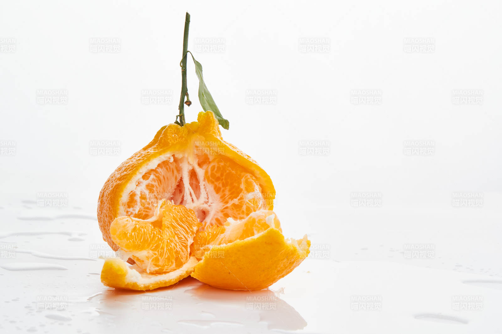 白色背景上摆放的新鲜丑橘图片