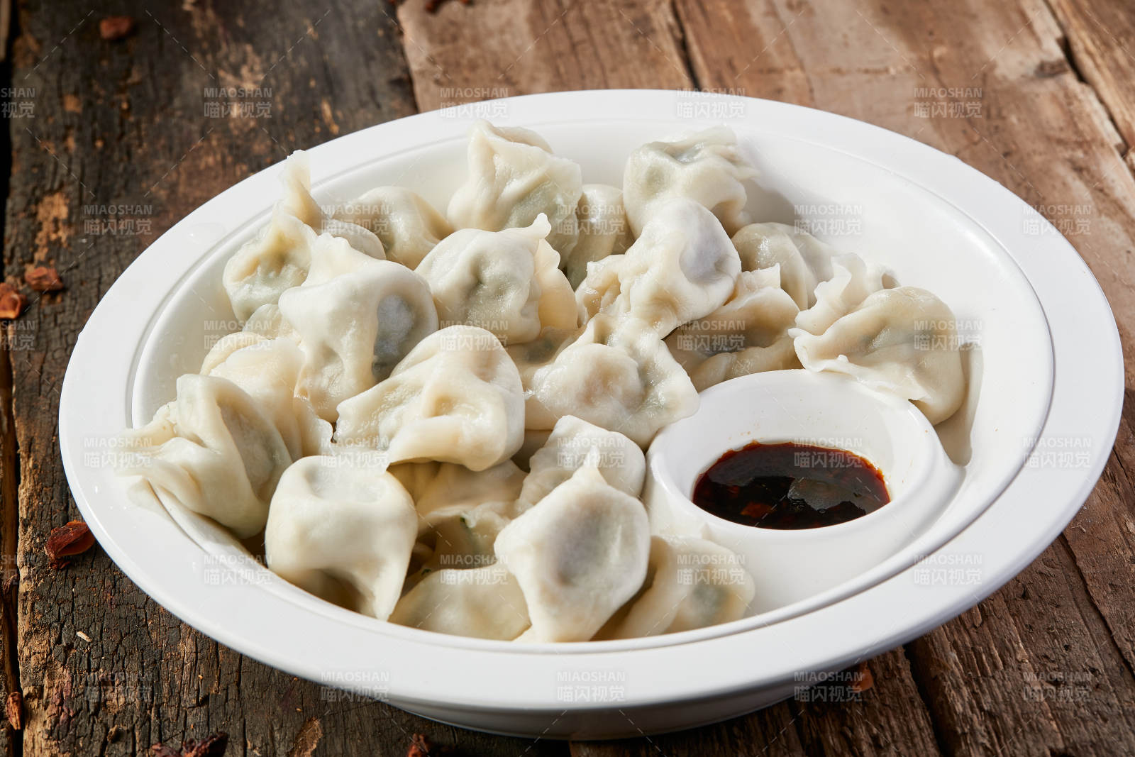 白色瓷盘装的手工现包水饺图片