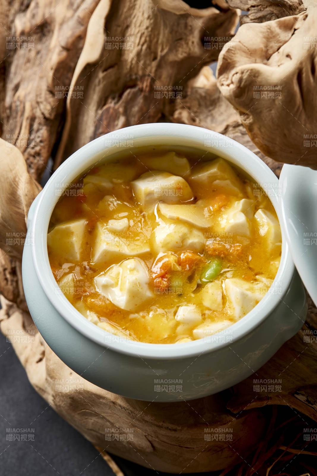 青瓷汤盅装的极品蟹黄酿豆腐图片