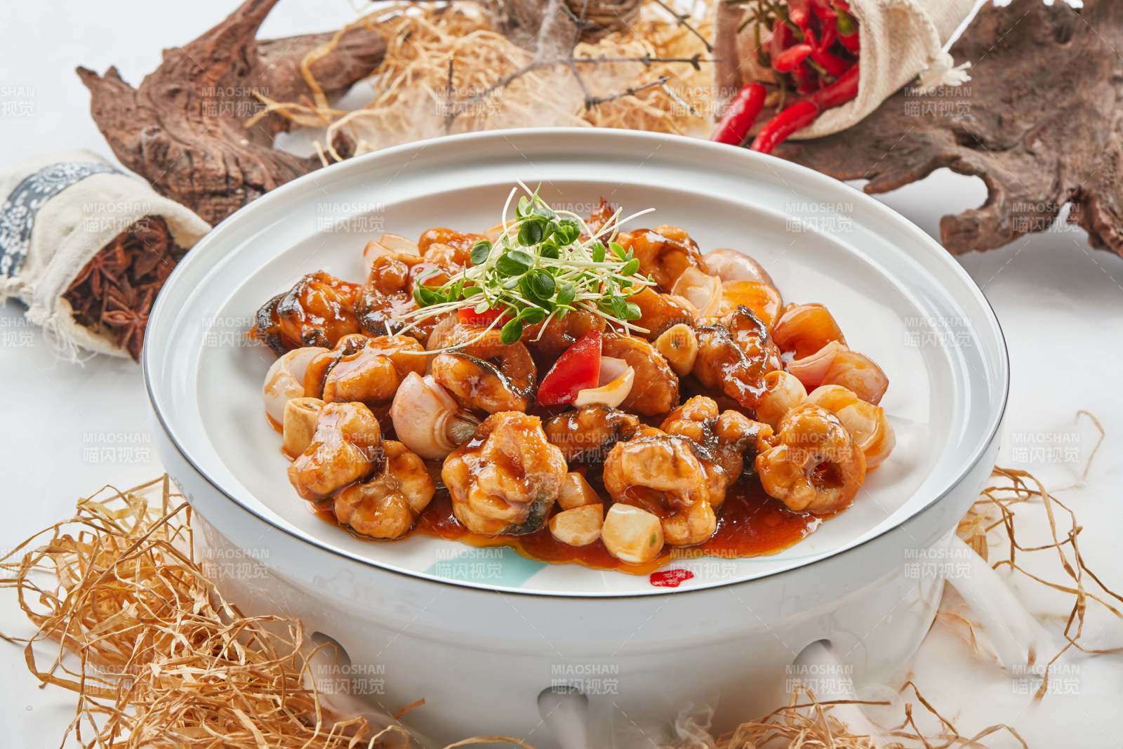 白瓷餐具装的酱爆白鳝图片