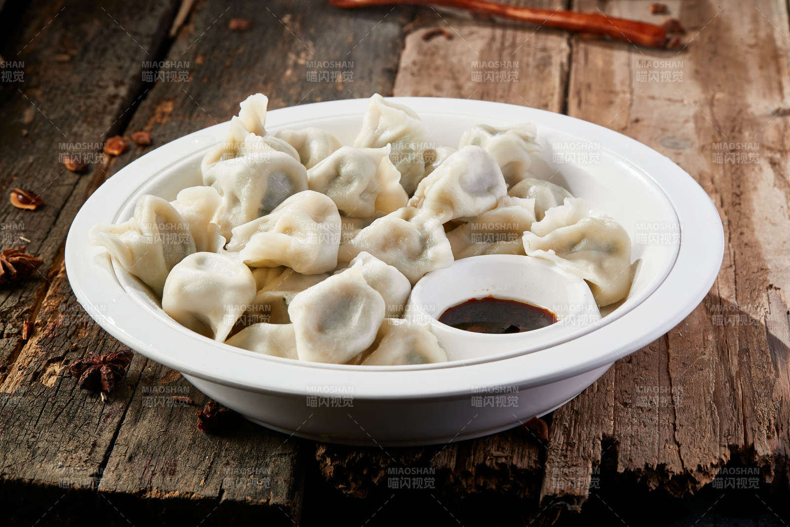 白色瓷盘装的手工现包水饺图片