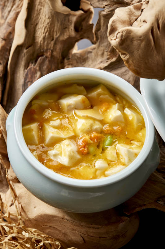 青瓷汤盅装的极品蟹黄酿豆腐图片