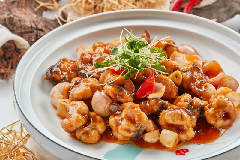 白瓷餐具装的酱爆白鳝图片