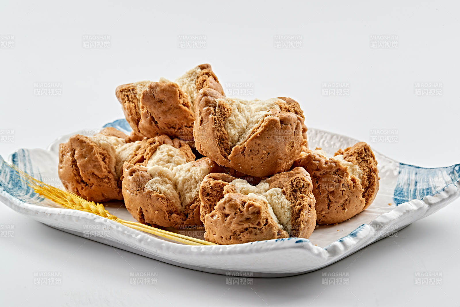 现烤香酥双色开花杂粮馍图片