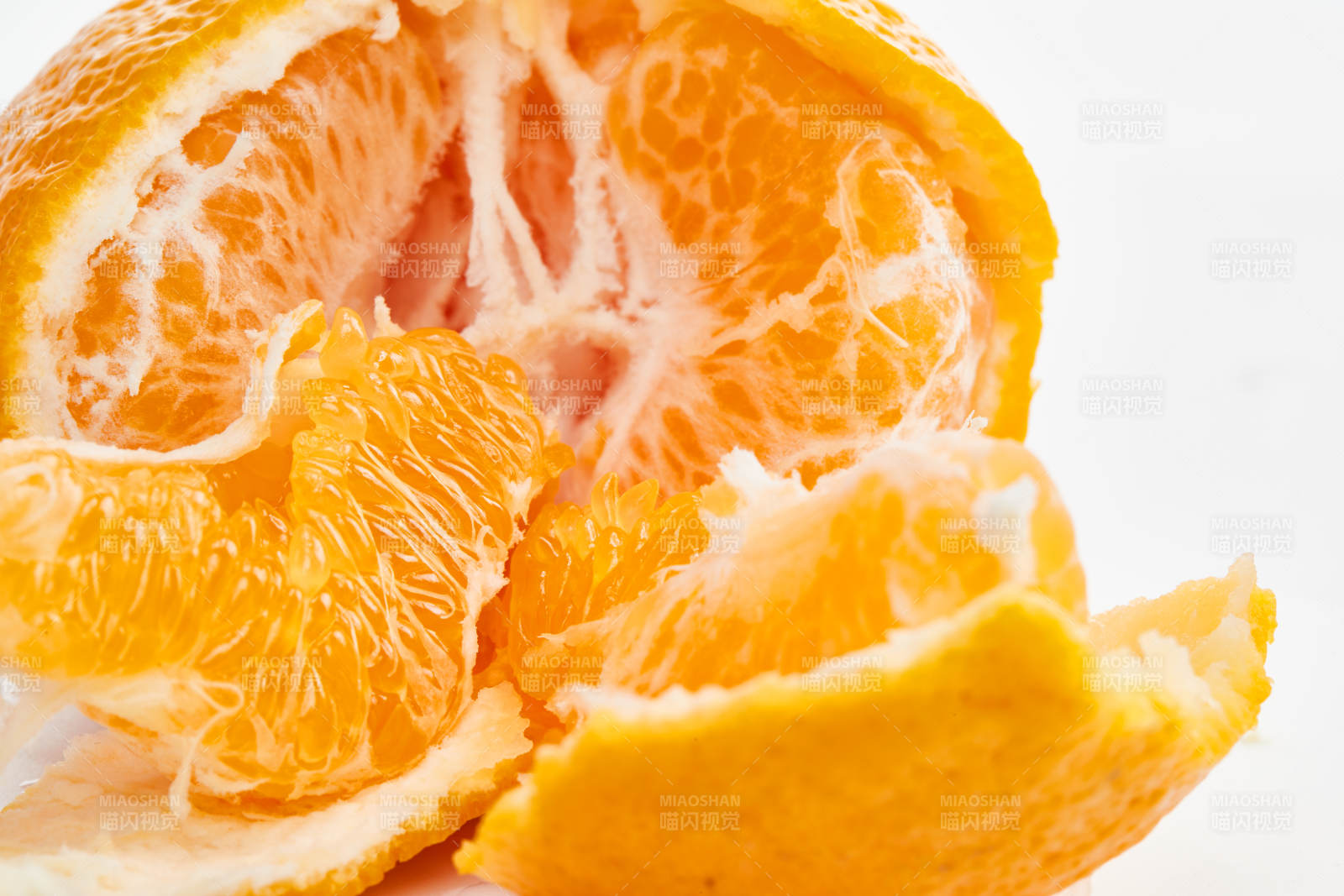 白色背景上摆放的新鲜丑橘图片