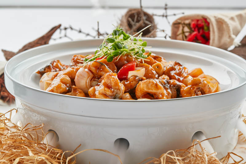 白瓷餐具装的酱爆白鳝图片