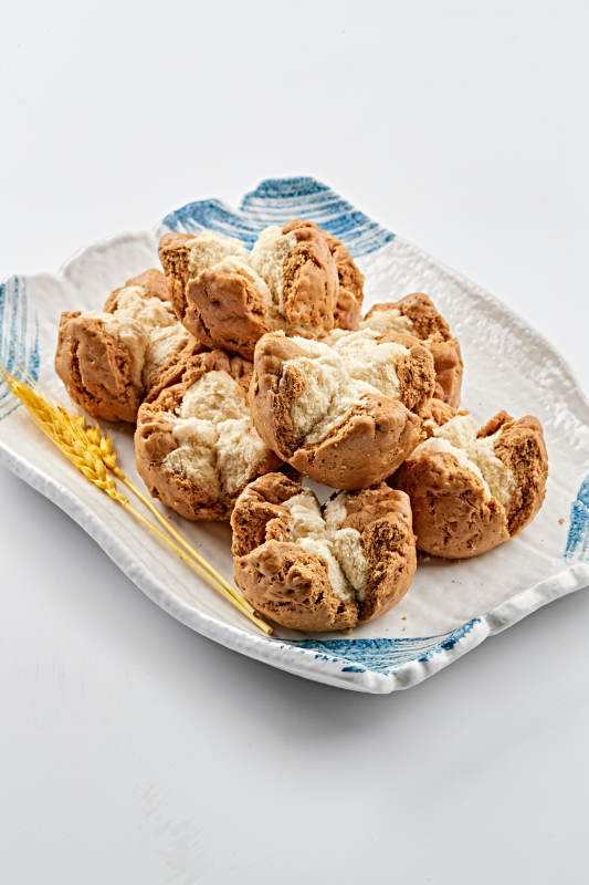 现烤香酥双色开花杂粮馍图片