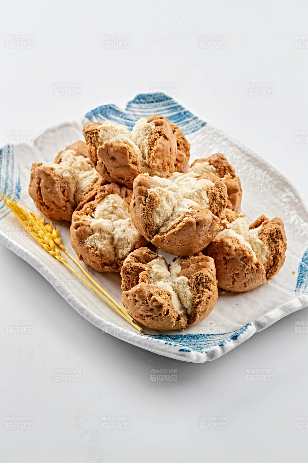 现烤香酥双色开花杂粮馍图片