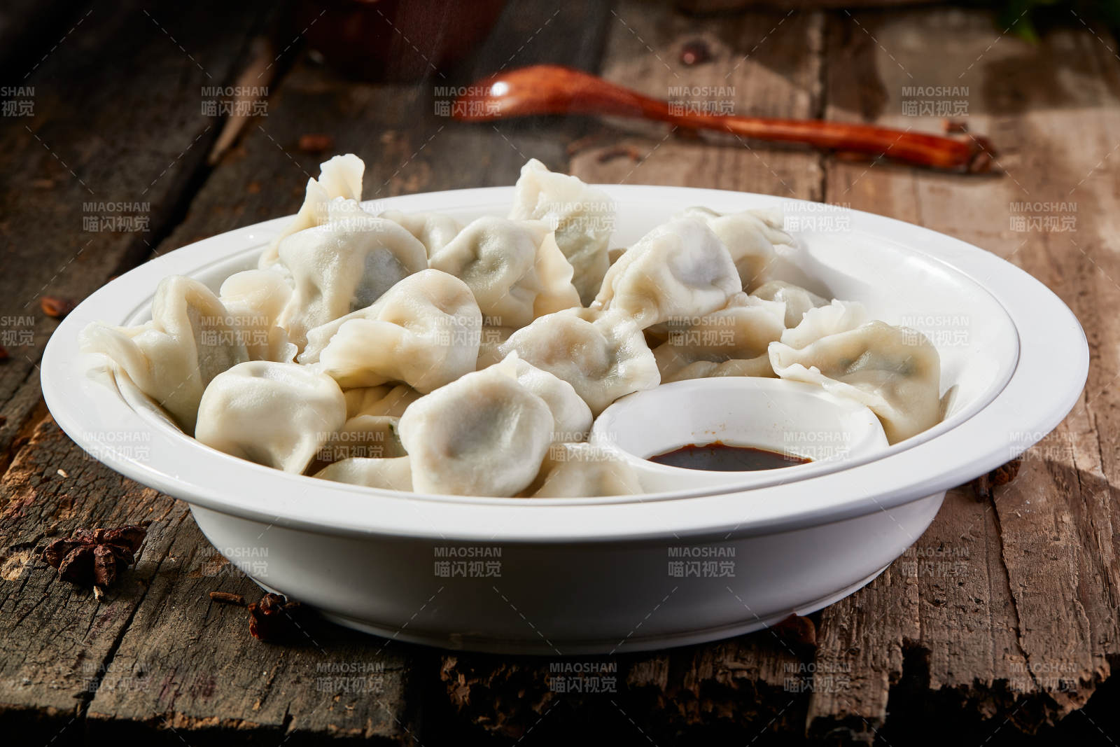 白色瓷盘装的手工现包水饺图片