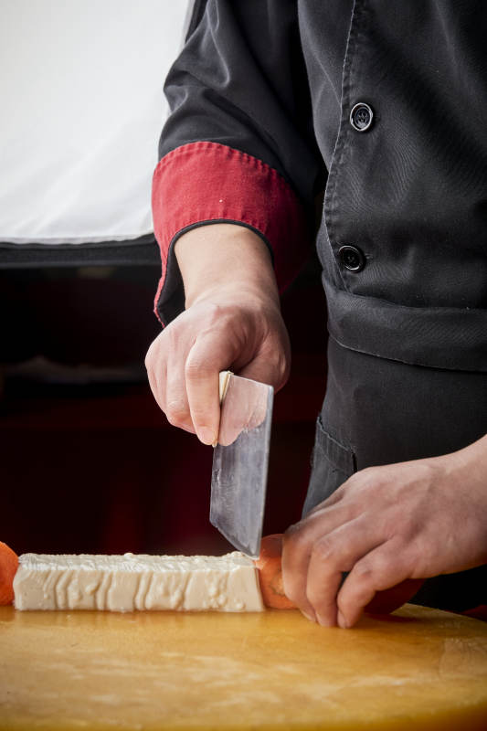 淮扬菜菊花豆腐制作过程中的精湛刀工演示图片