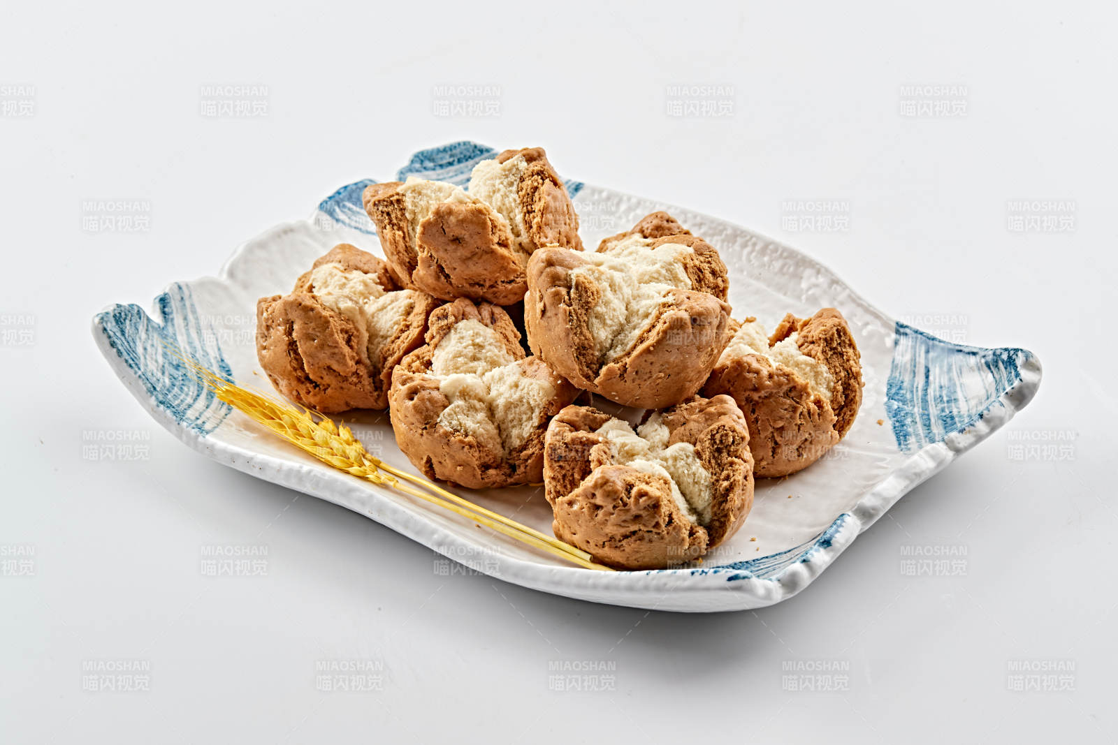 现烤香酥双色开花杂粮馍图片