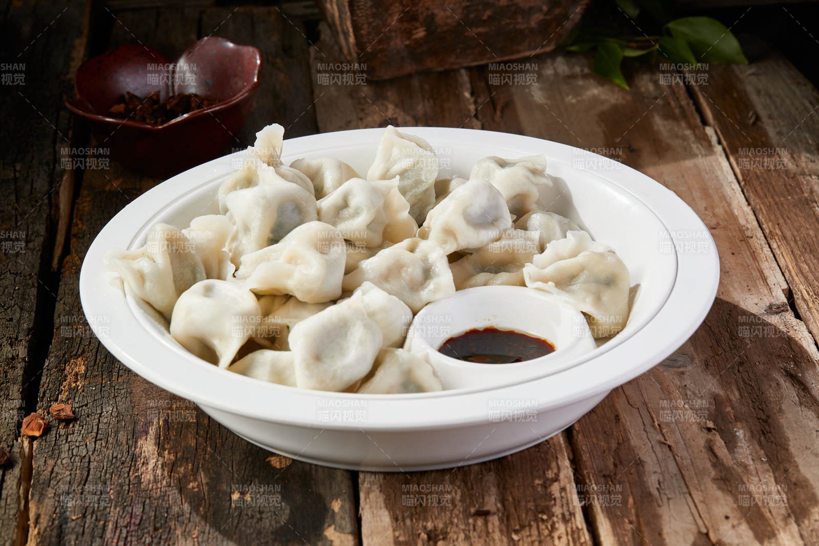 白色瓷盘装的手工现包水饺图片