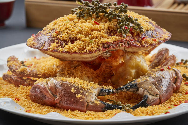 白色瓷盘装的面包糠藤椒香炸面包蟹图片