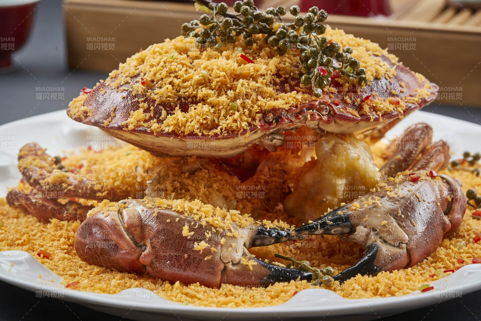 白色瓷盘装的面包糠藤椒香炸面包蟹图片