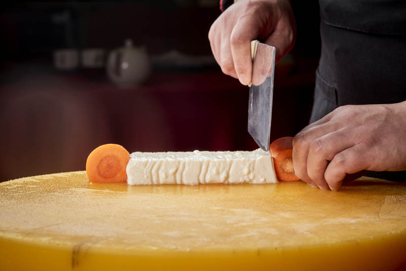 淮扬菜菊花豆腐制作过程中的精湛刀工演示图片