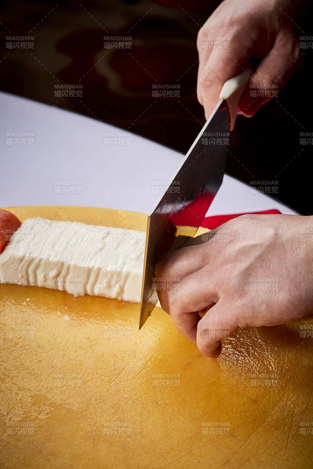 淮扬菜菊花豆腐制作过程中的精湛刀工演示图片