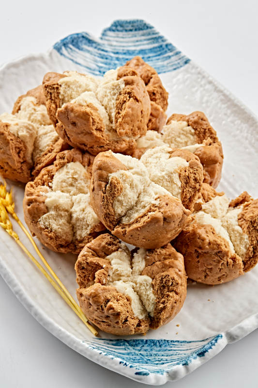 现烤香酥双色开花杂粮馍图片