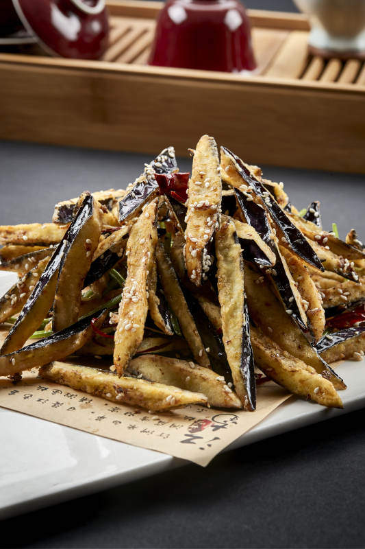 长瓷盘装的风味香炸茄条图片