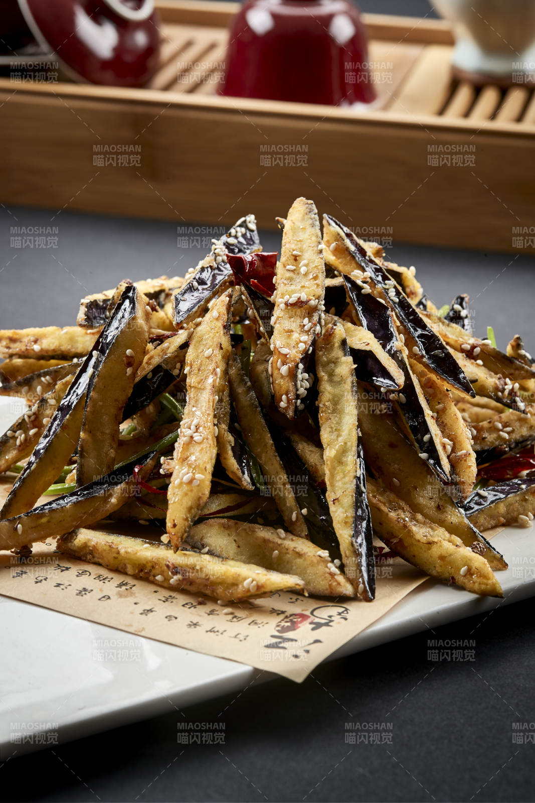 长瓷盘装的风味香炸茄条图片