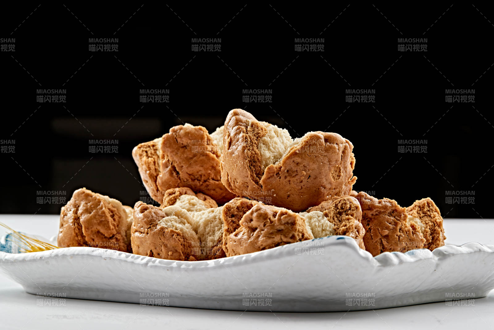 现烤香酥双色开花杂粮馍图片