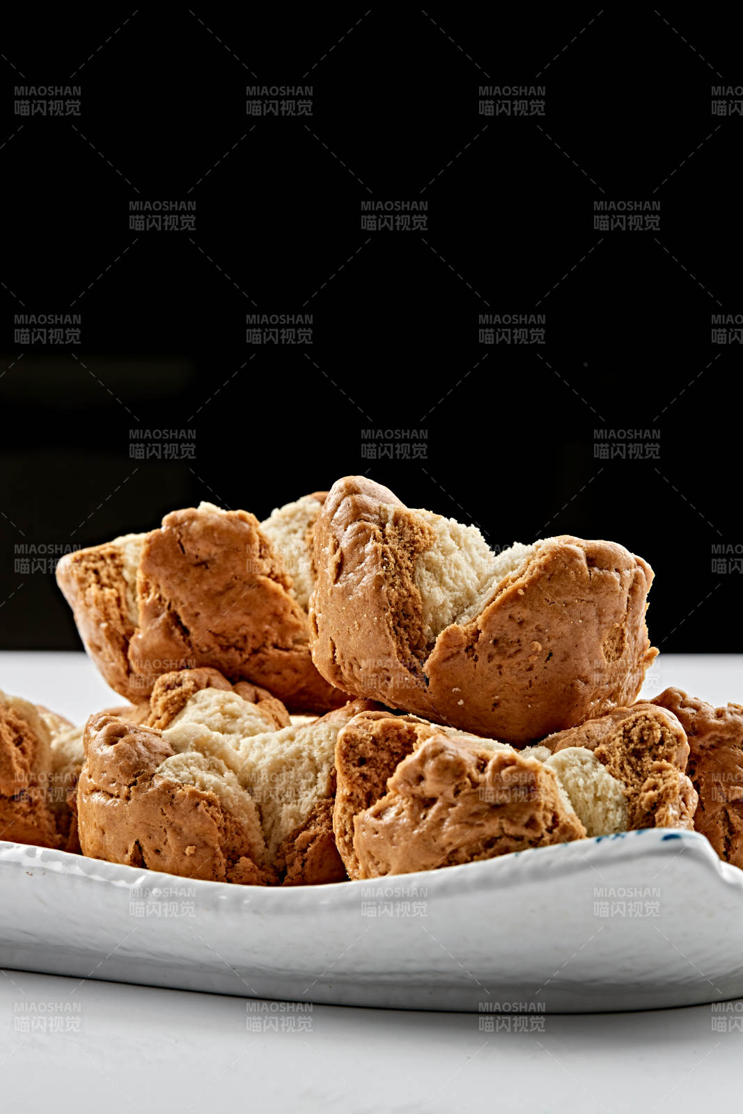 现烤香酥双色开花杂粮馍图片