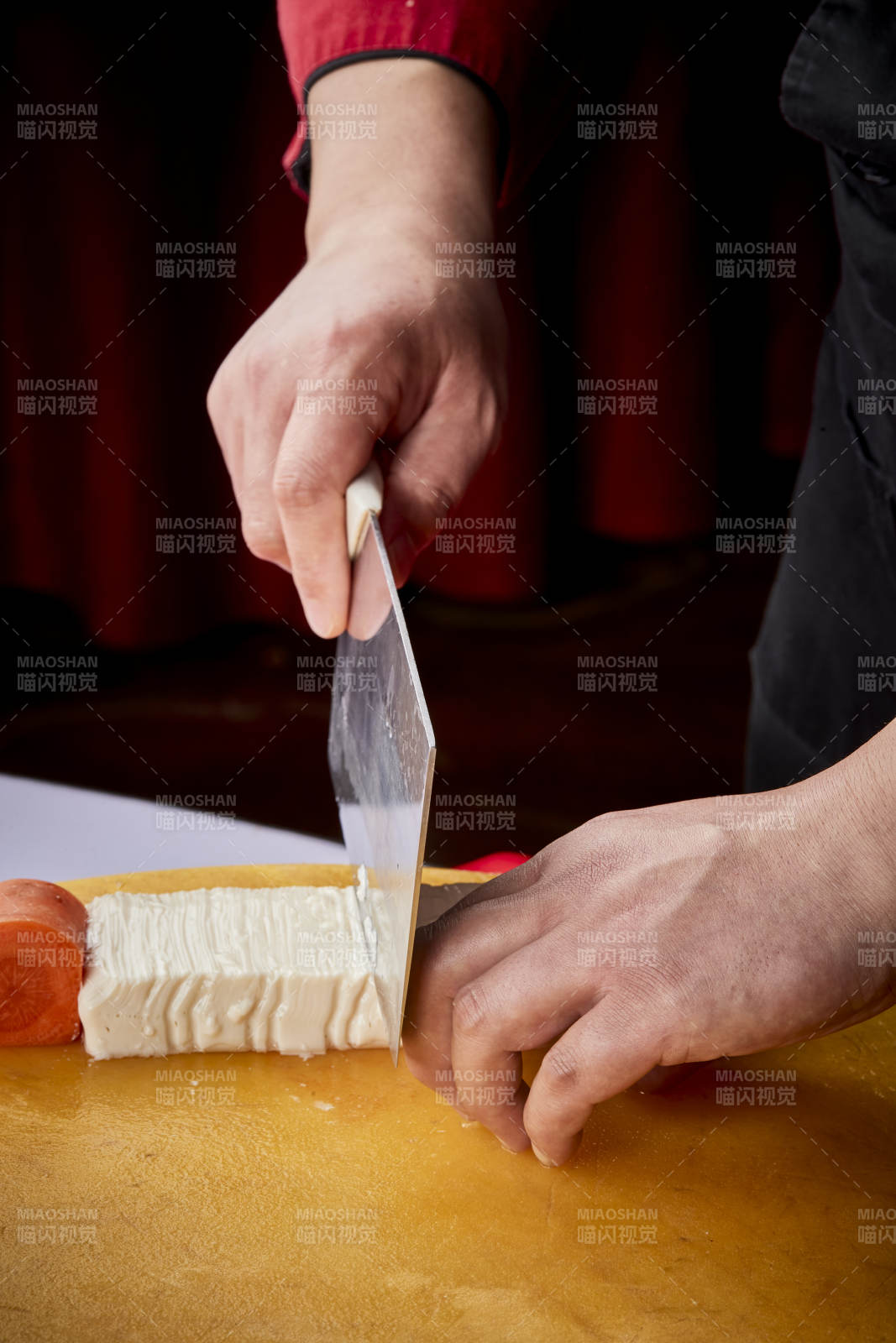 淮扬菜菊花豆腐制作过程中的精湛刀工演示图片