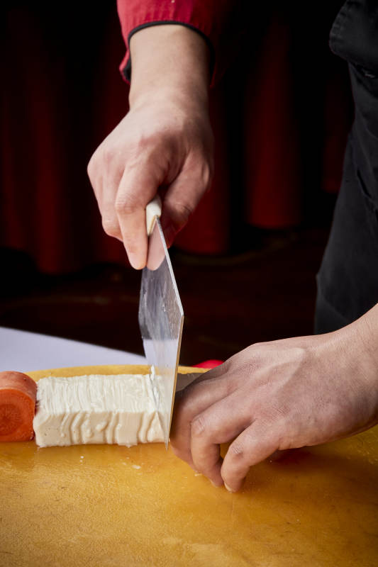 淮扬菜菊花豆腐制作过程中的精湛刀工演示图片