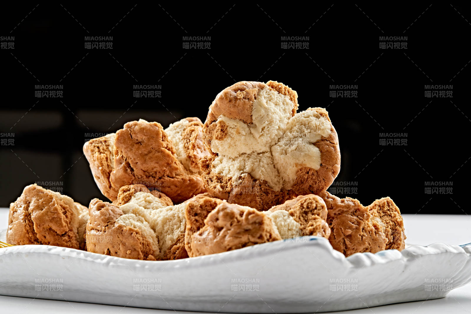 现烤香酥双色开花杂粮馍图片