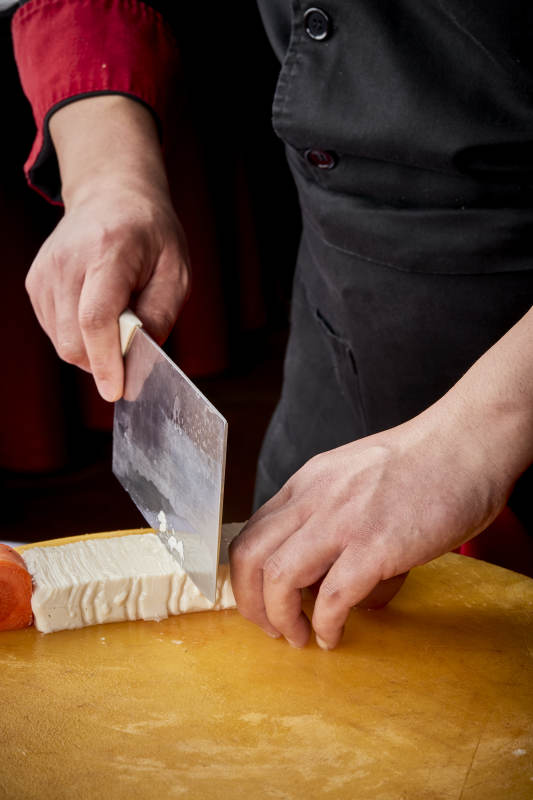 淮扬菜菊花豆腐制作过程中的精湛刀工演示图片