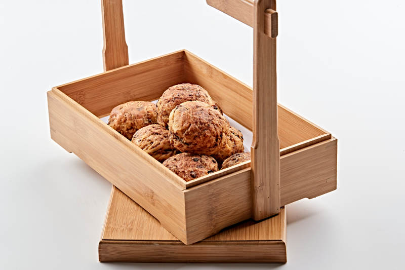 木质食盒装的现出炉的麻酱红糖棋子火烧图片