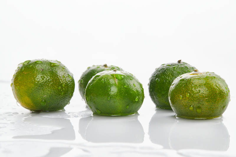 白色背景上摆放的新鲜小青柑图片