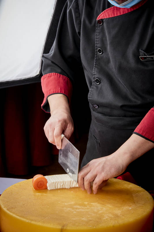 淮扬菜菊花豆腐制作过程中的精湛刀工演示图片