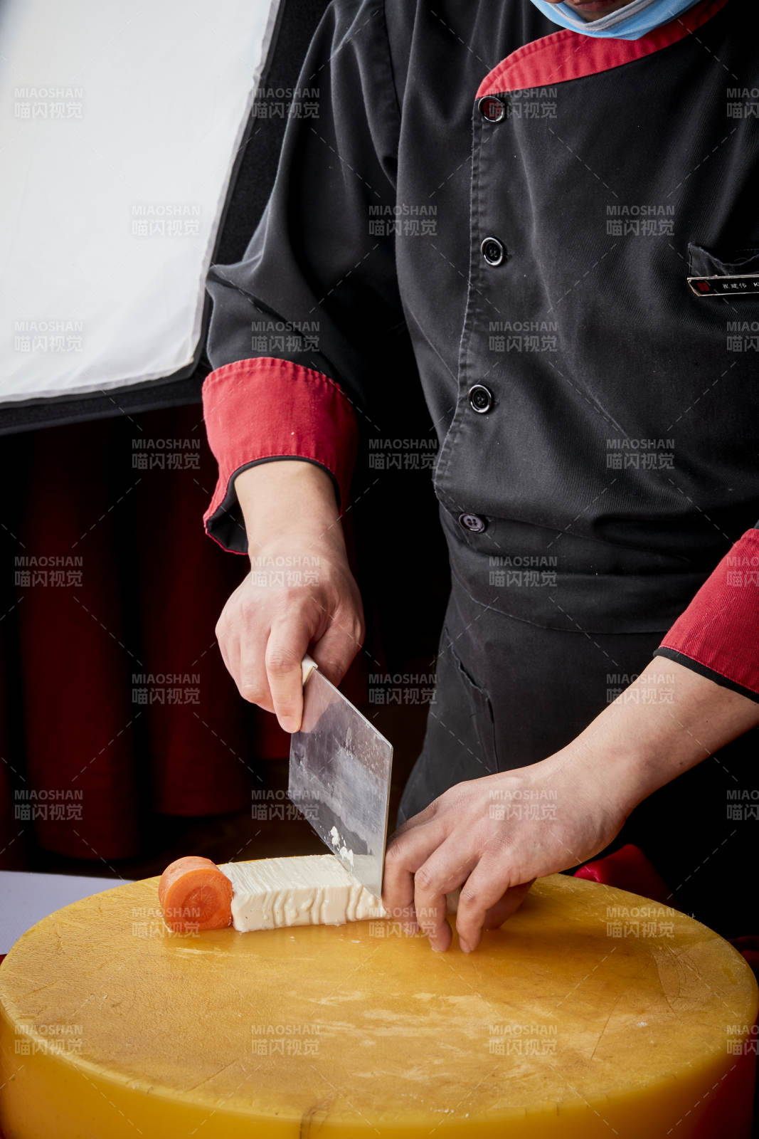 淮扬菜菊花豆腐制作过程中的精湛刀工演示图片