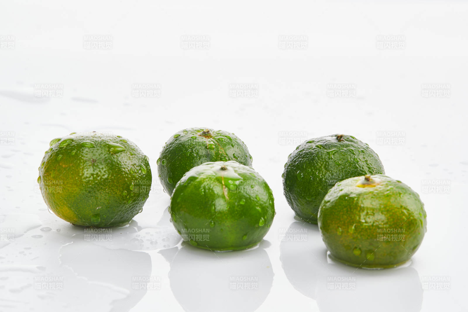 白色背景上摆放的新鲜小青柑图片