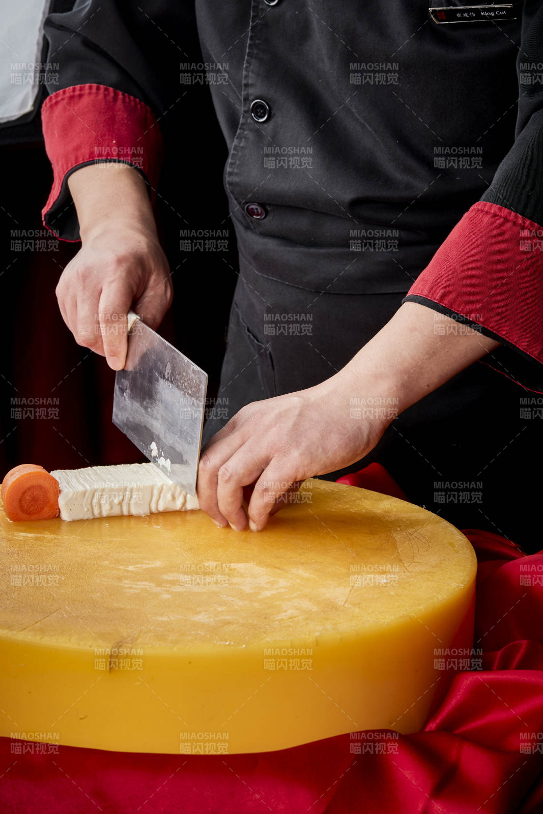 淮扬菜菊花豆腐制作过程中的精湛刀工演示图片