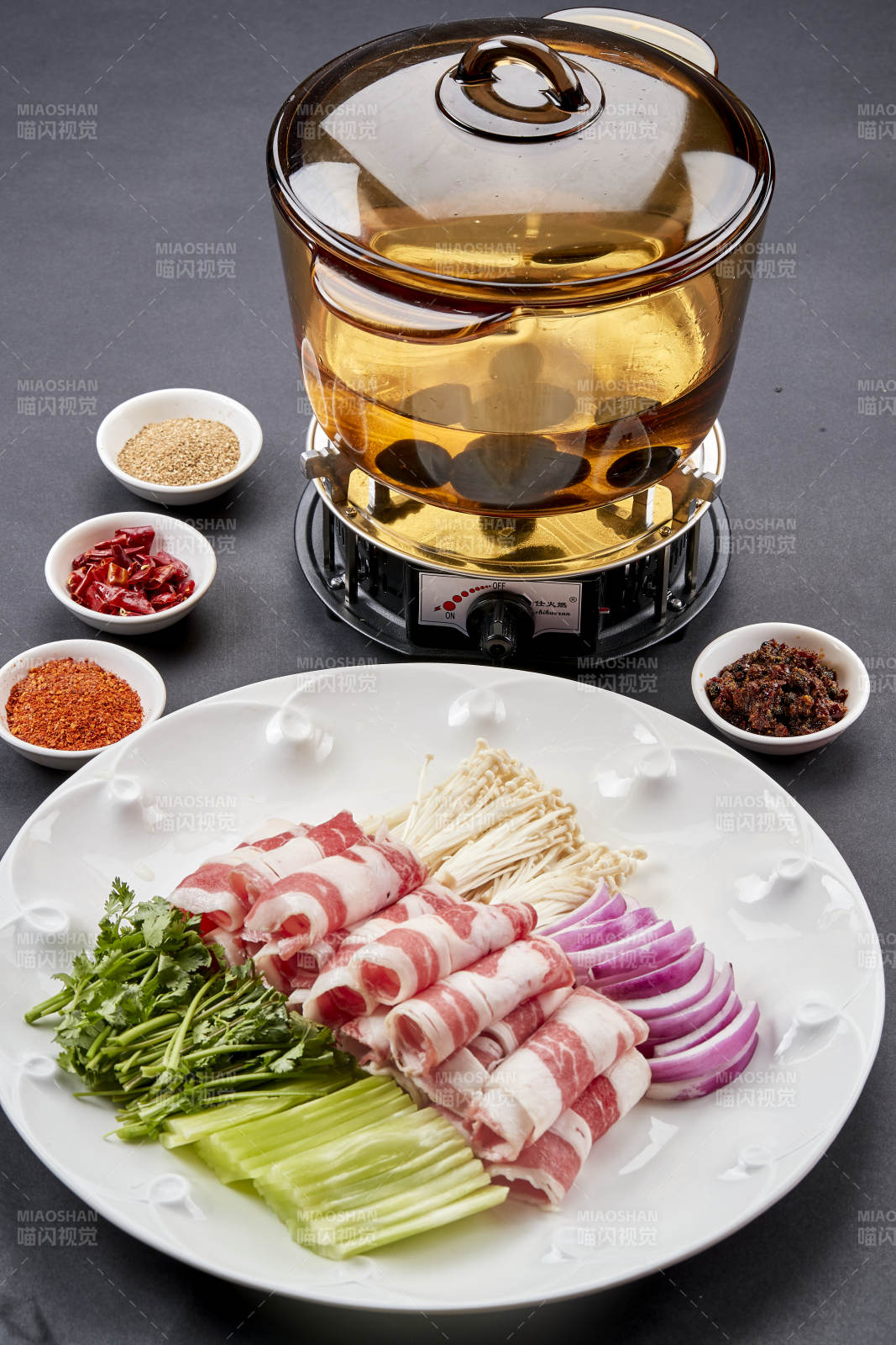 向岩石加热的沸腾食用油中投放鲜美肥牛片图片