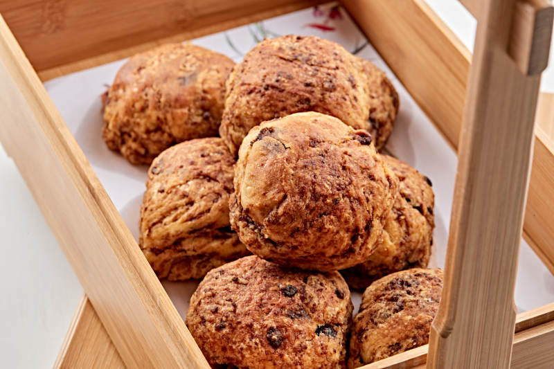 木质食盒装的现出炉的麻酱红糖棋子火烧图片